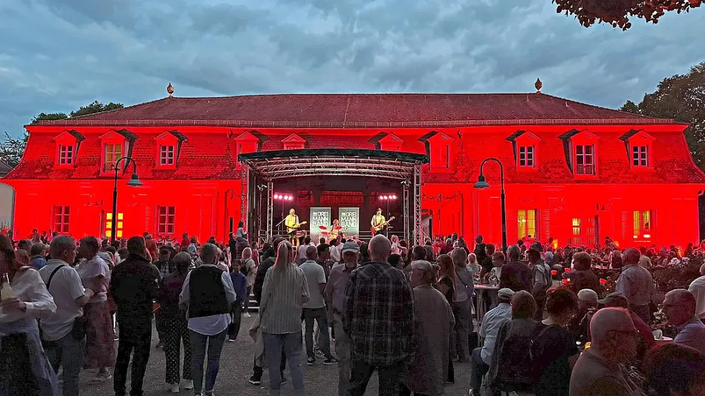 Bei der Bockleter Gartenparty genießen Besucher ein stimmungsvolles Ambiente